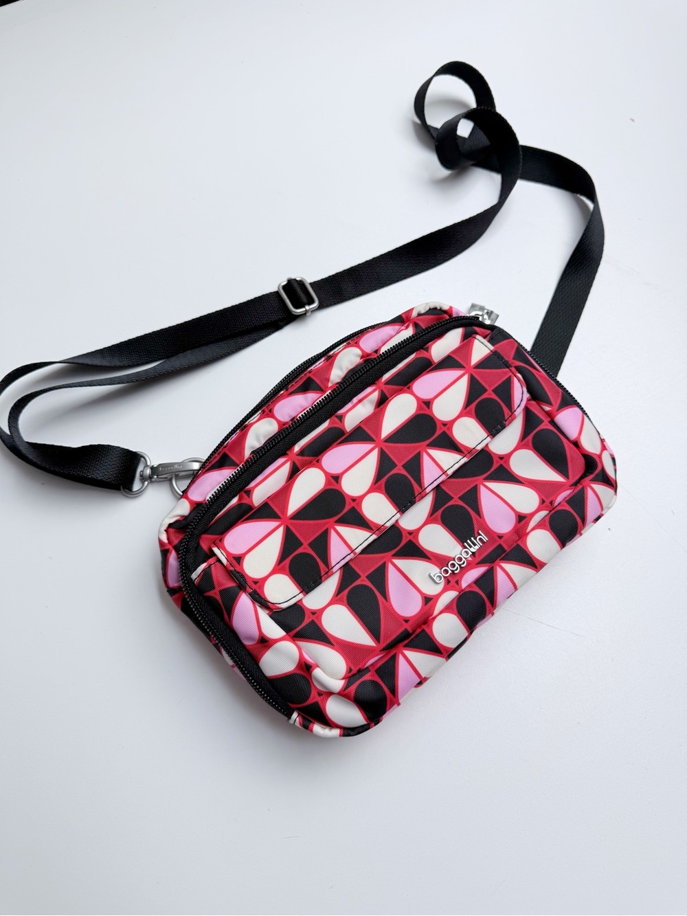 Baggallini Modern Everywhere Double Zip Crossbody in Geo Heart Salesman Sample